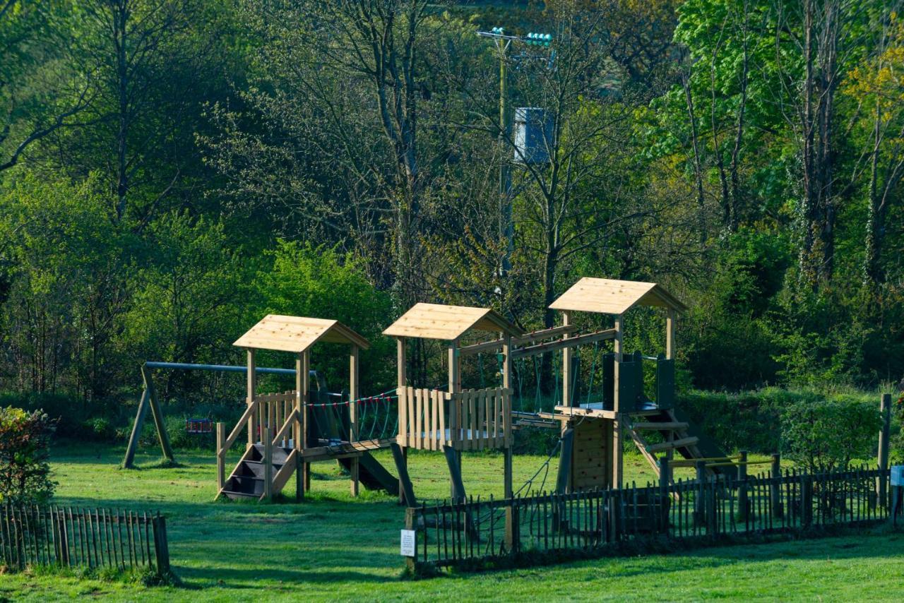 Our Goldfinch 1- Sleeps 2 Persons- Private Hot Tub-Pet Friendly-Tranquil Holiday Away From It All Yet Not Far From St Austell- The Holiday Home Has One Bedroom, Living And Dining Area, Equipped Kitchen-Decking-Outdoor Furniture-Fishing Lakes And More Grampound Exterior foto