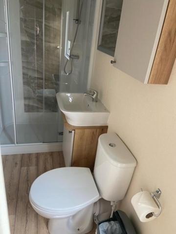 Our Goldfinch 1- Sleeps 2 Persons- Private Hot Tub-Pet Friendly-Tranquil Holiday Away From It All Yet Not Far From St Austell- The Holiday Home Has One Bedroom, Living And Dining Area, Equipped Kitchen-Decking-Outdoor Furniture-Fishing Lakes And More Grampound Exterior foto